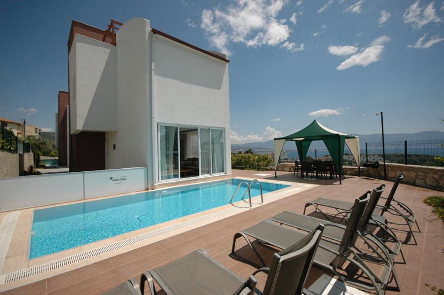 Kuşadası Kadınlar Denizinde 4+1 Özel Havuzlu Deniz Manzaralı Kiralık Lüks Villa DRM-1841