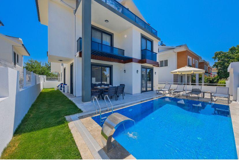 Fethiye Merkez'de 3+1 Özel Havuzlu Denize Yakın Kiralık Villa DRM-2039