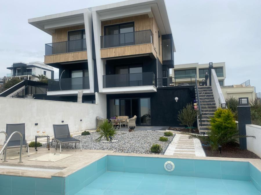 Boğaziçinde 3+1 Özel Havuzlu Denize Yakın Kiralık Lüks Villa DRM-2200