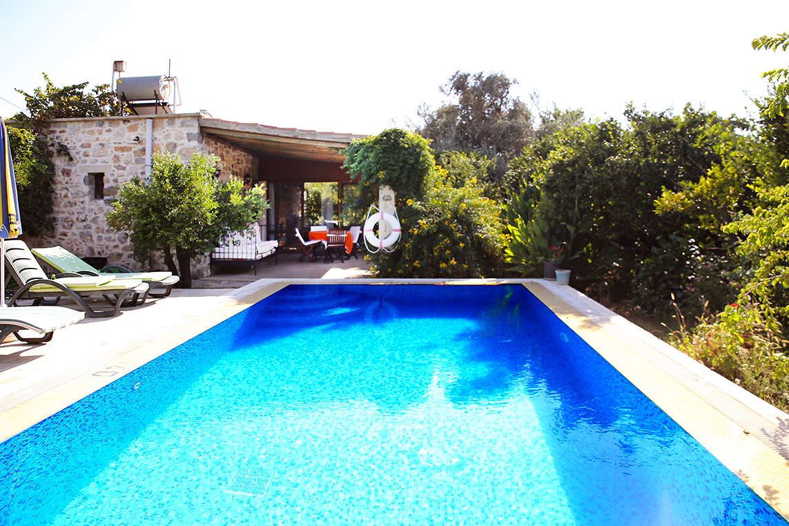 Bitez'te Özel Havuzlu ve Özel Bahçeli İki Yatak Odalı Tatil Villası BD-416