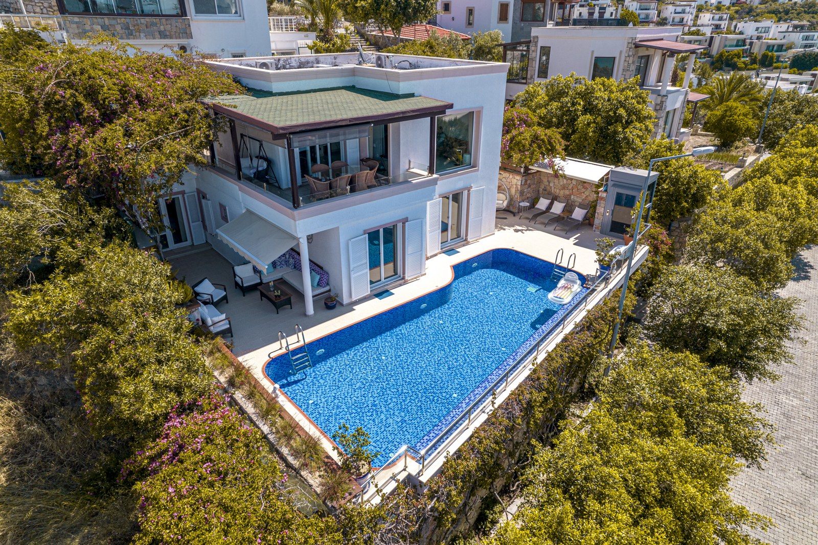 Gümbet'te Özel Havuzlu ve Deniz Manzaralı 5 Yatak Odalı Kiralık Villa BD-420