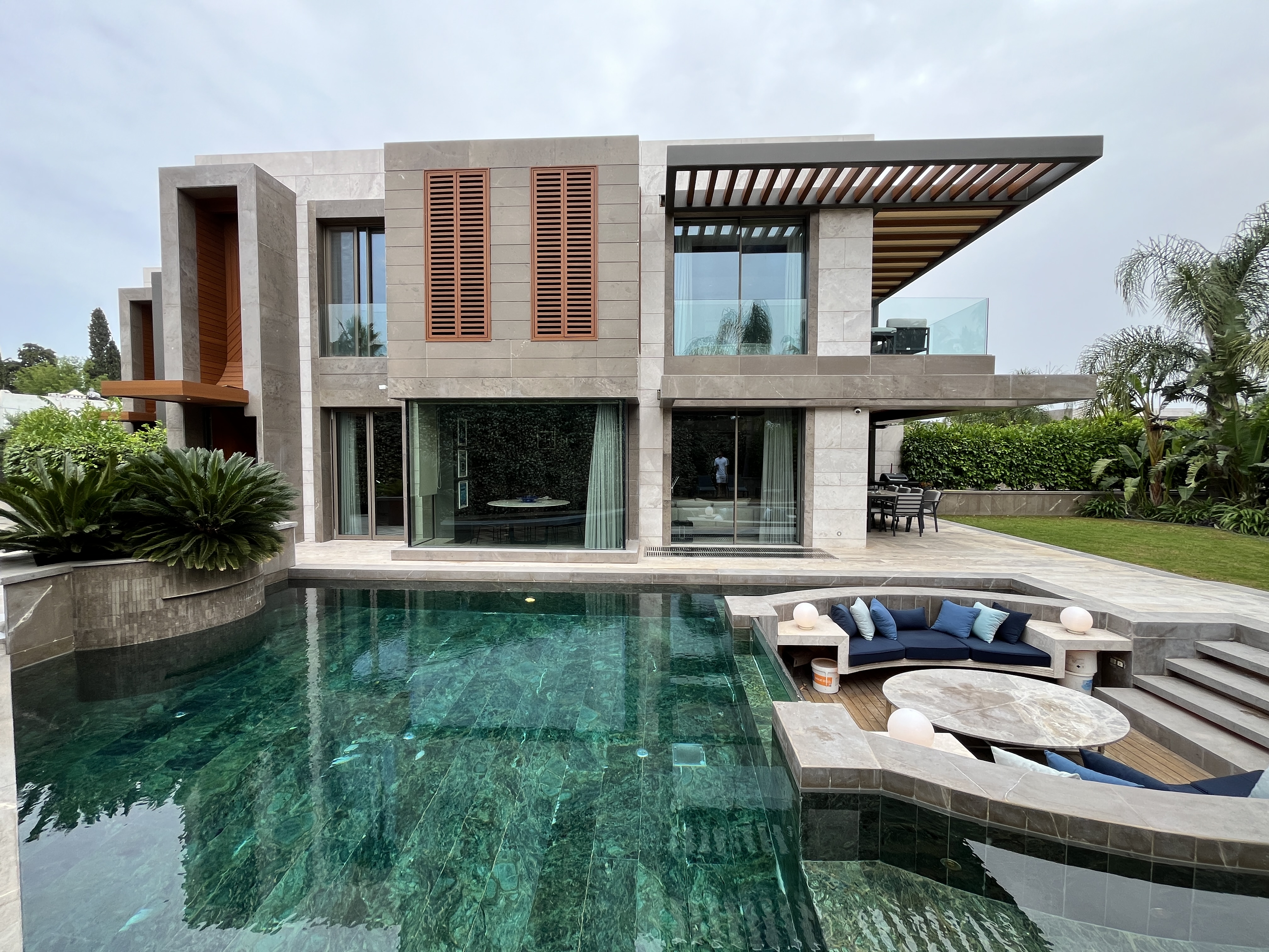 Bitez'de Denize Sıfır Özel Havuzlu ve İskeleli 5+1 Tripleks Lüks Villa BV-159