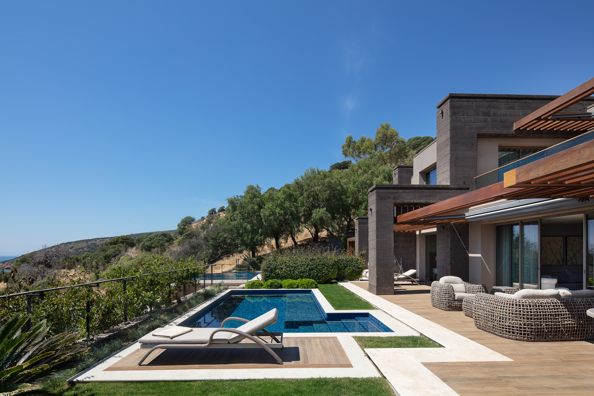 Bitez Asarlıkta 3+1 Bahçeli Denize Sıfır Özel Havuzlu Villa BV-1907