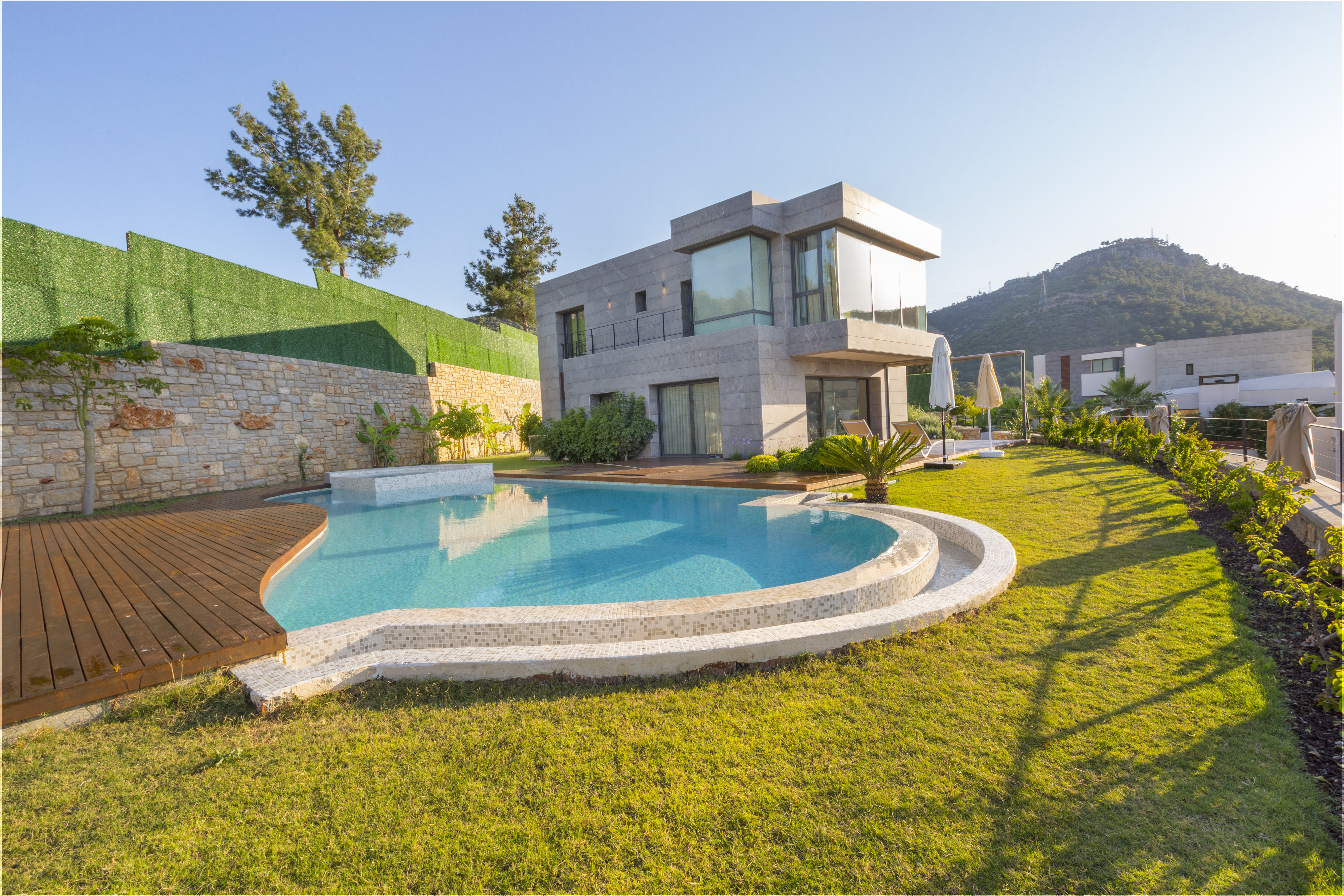 Torba'da 4 Yatak Odalı, Özel Havuzlu, Deniz Manzaralı, Korumalı Yazlık Villa BV-424