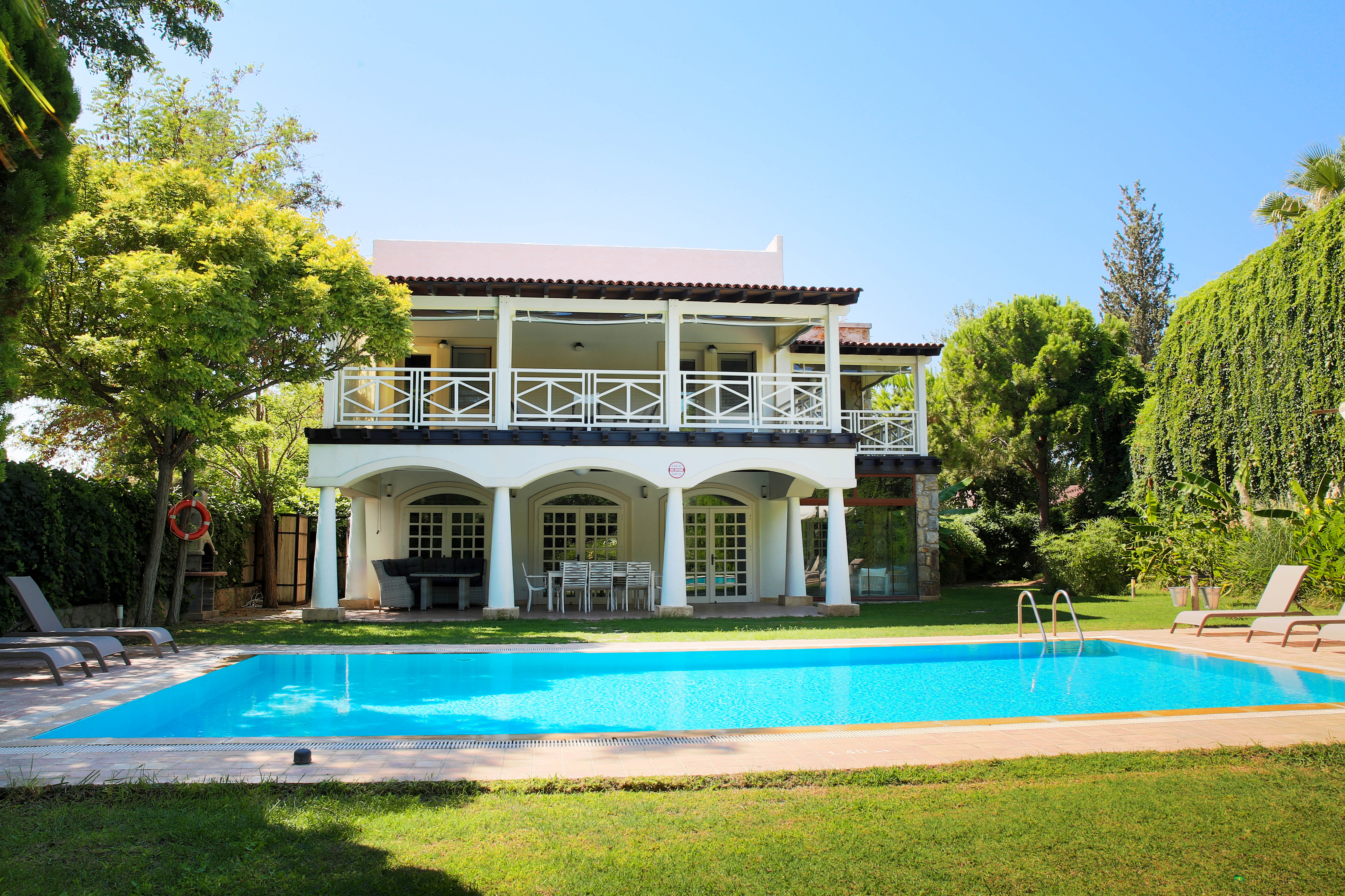 Bodrum Bitez'de Denize Yakın Özel Havuzlu Kiralık 4 Yatak Odalı Bahçeli Müstakil Villa BV-435