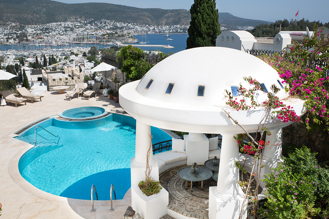 Bodrum Bardakçı'da Özel Havuzlu ve Deniz Manzaralı Kiralık 6 Yatak Odalı Villa BV-450