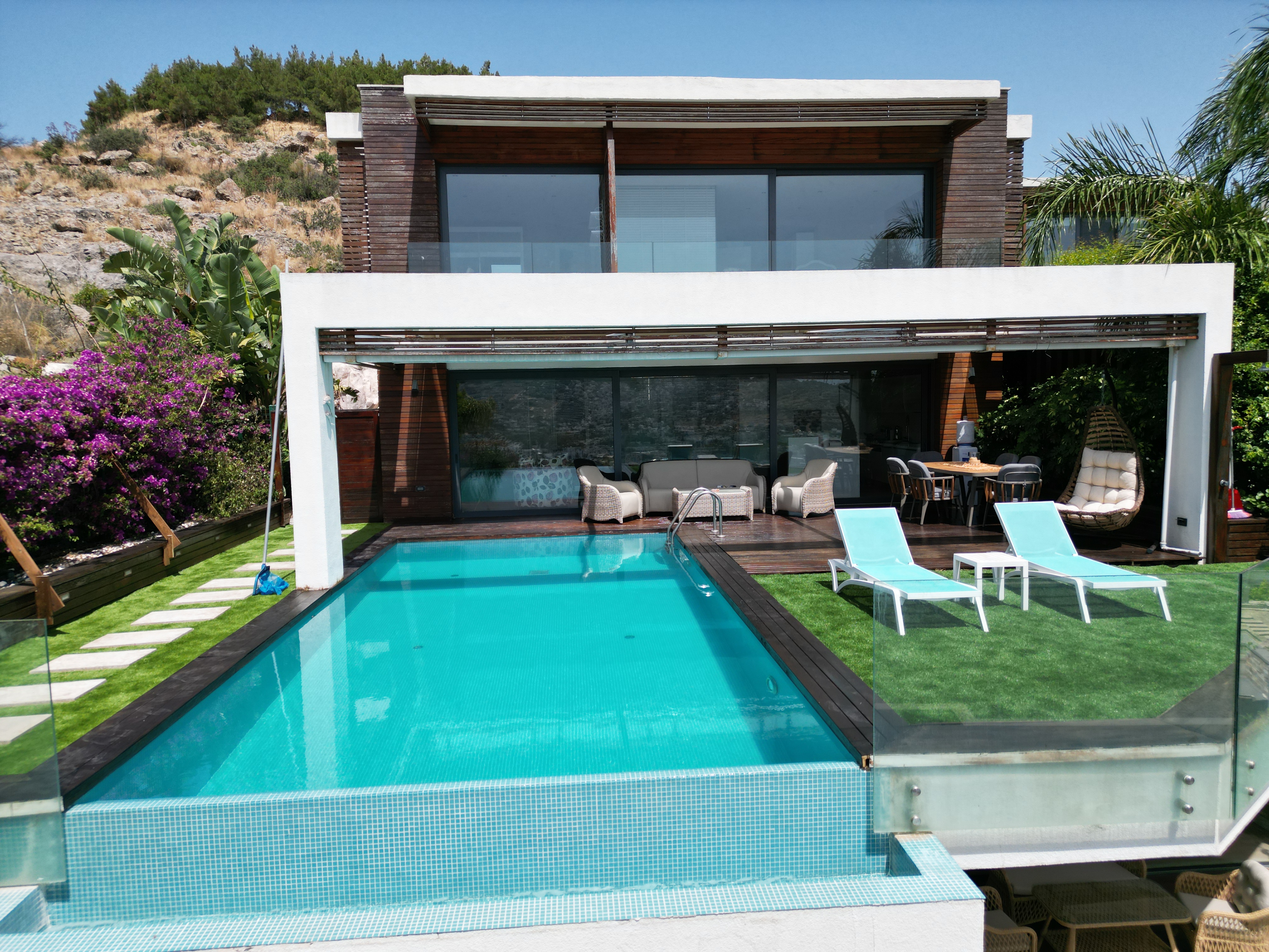 Gündoğan'da Deniz Manzaralı ve Özel Havuzlu 6+2 Triplex Villa BV-134