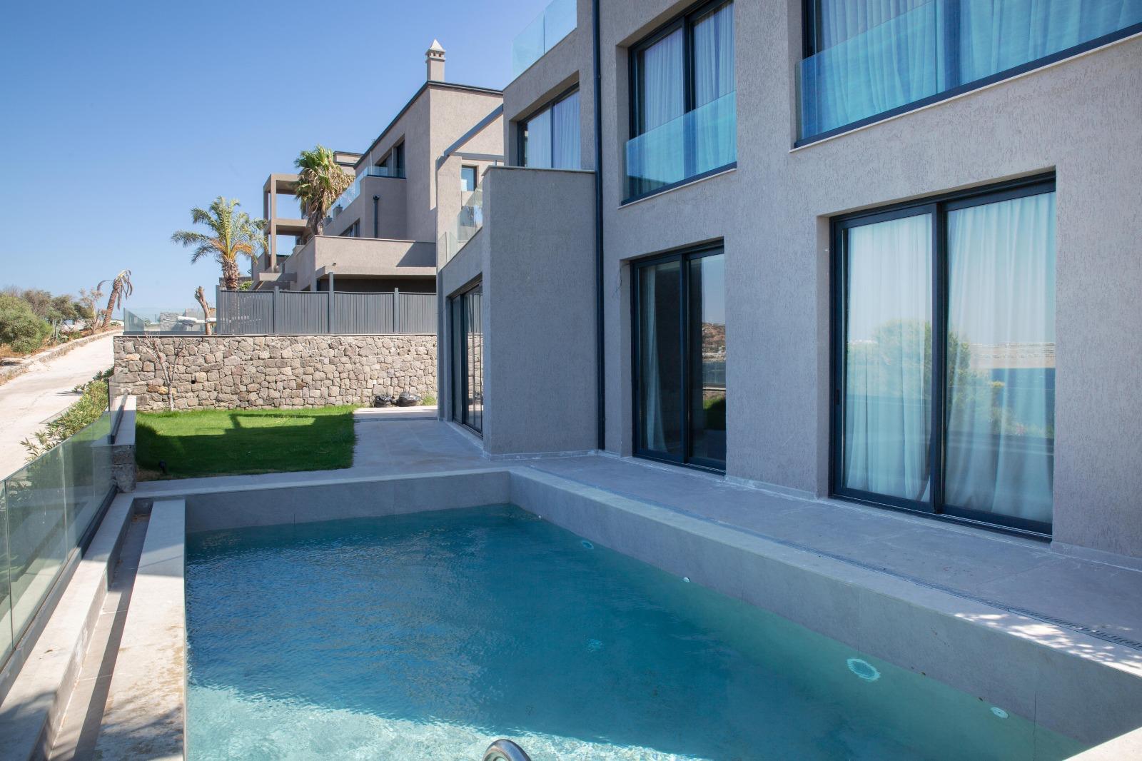 Gündoğanda 5+1 Denize Sıfır Özel İskelesi Olan Tripleks Villa BV-3409