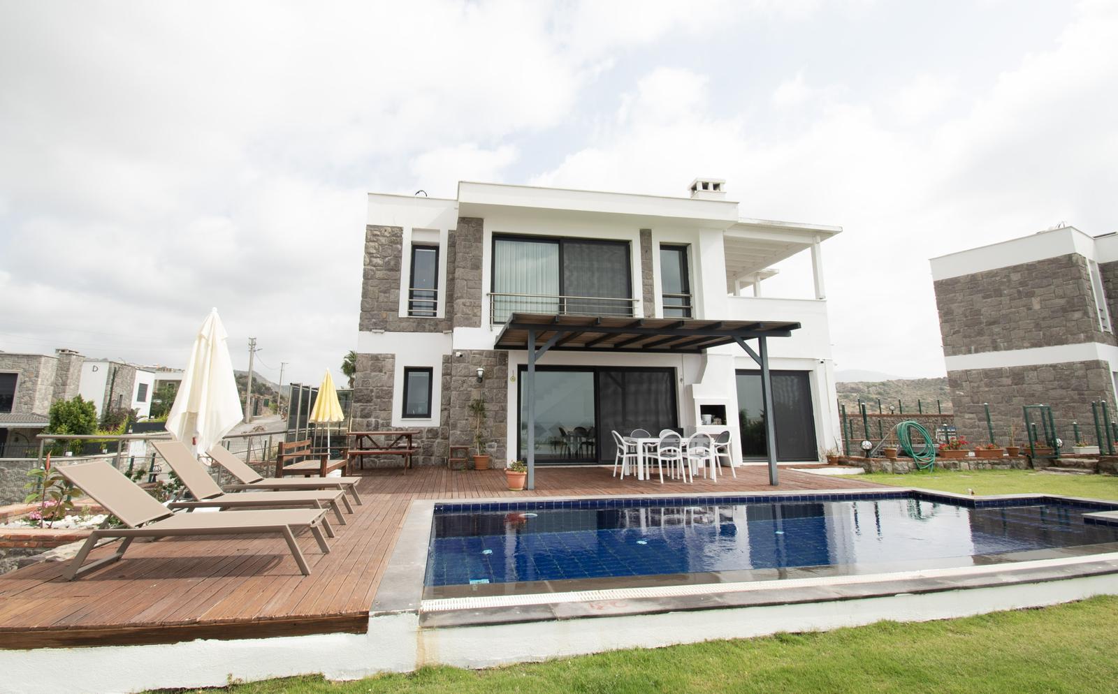 Ortakent'te Özel Havuzlu Deniz Manzaralı 3+1 Tripleks Villa BV-20